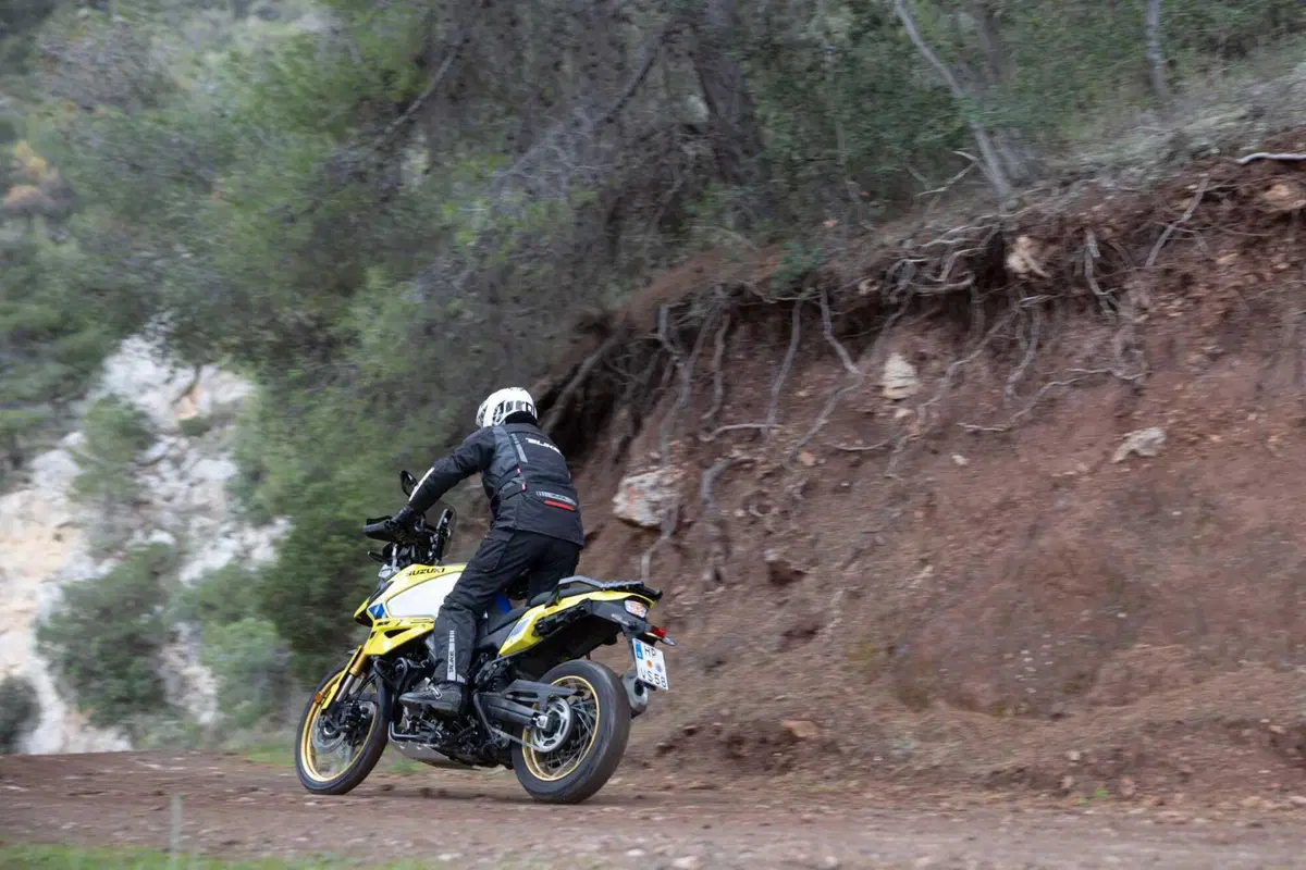 Test Suzuki V-Strom 1050 e 1050 DE: ora c’è anche il 21 pollici. Il fuoristrada è servito! [VIDEO e GALLERY] (18)