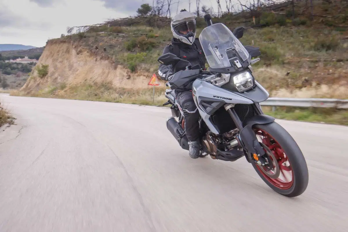 Test Suzuki V-Strom 1050 e 1050 DE: ora c’è anche il 21 pollici. Il fuoristrada è servito! [VIDEO e GALLERY] (22)