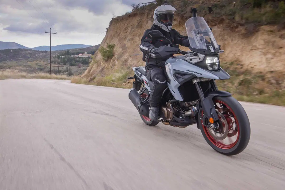 Test Suzuki V-Strom 1050 e 1050 DE: ora c’è anche il 21 pollici. Il fuoristrada è servito! [VIDEO e GALLERY] (24)