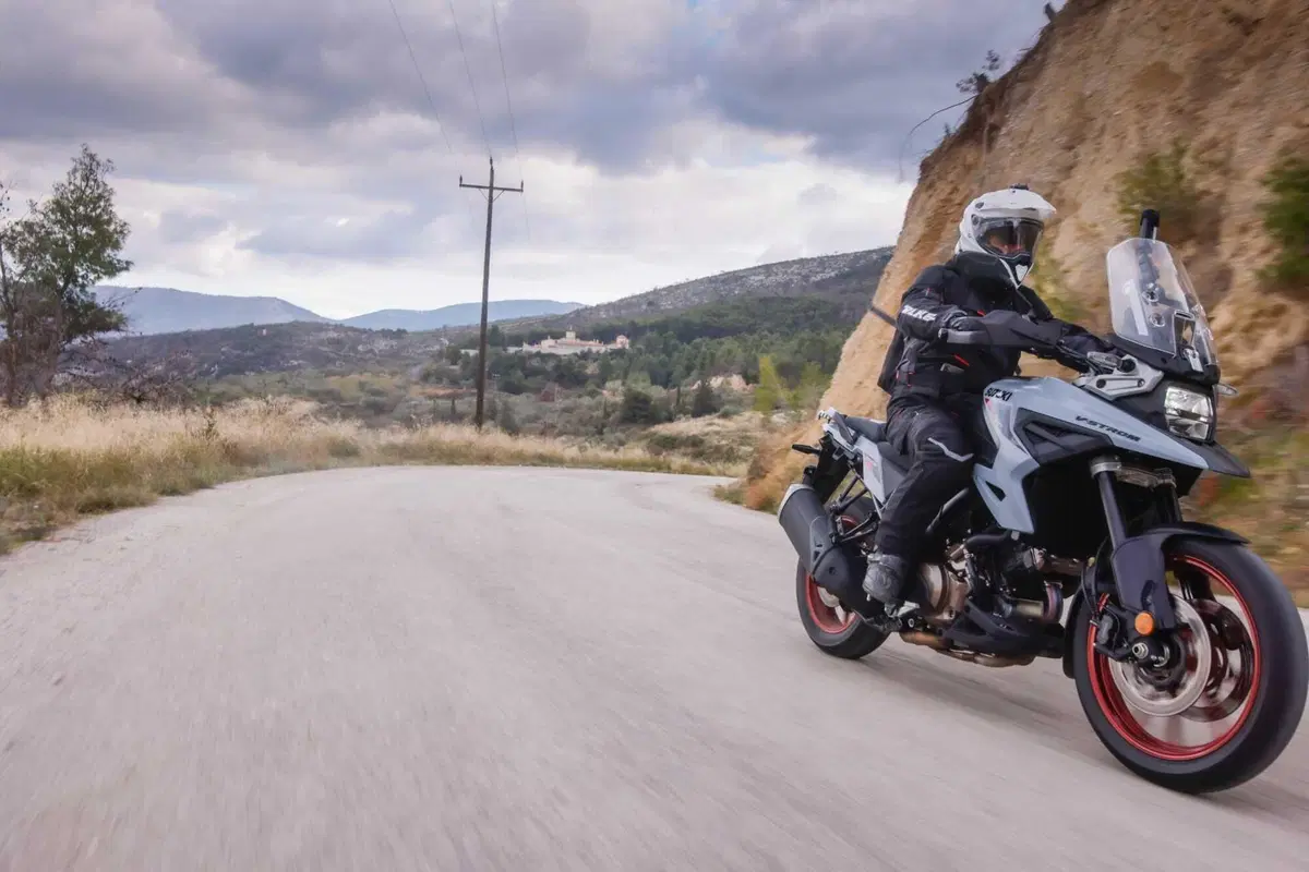 Test Suzuki V-Strom 1050 e 1050 DE: ora c’è anche il 21 pollici. Il fuoristrada è servito! [VIDEO e GALLERY] (30)