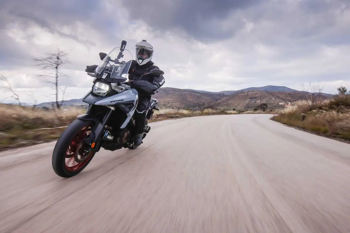Test Suzuki V-Strom 1050 e 1050 DE: ora c’è anche il 21 pollici. Il fuoristrada è servito! [VIDEO e GALLERY] (50)