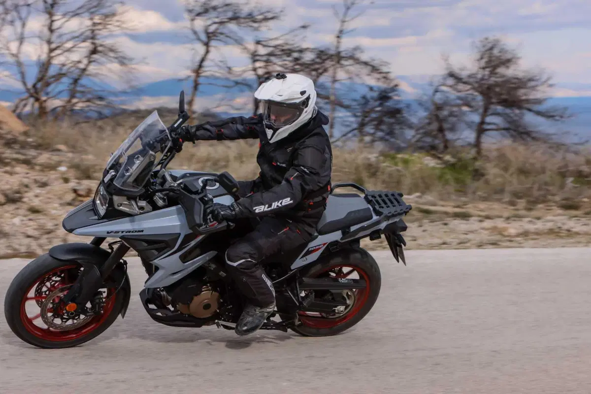 Test Suzuki V-Strom 1050 e 1050 DE: ora c’è anche il 21 pollici. Il fuoristrada è servito! [VIDEO e GALLERY] (57)