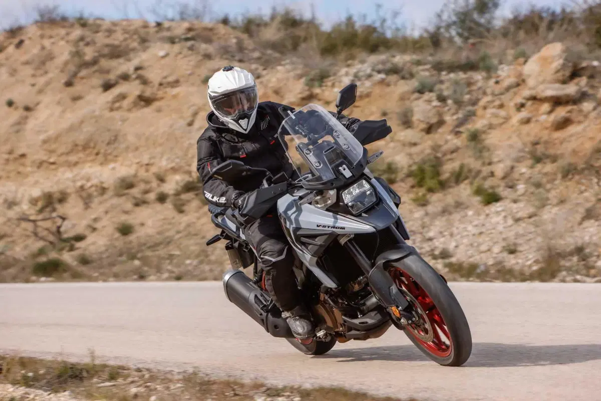 Test Suzuki V-Strom 1050 e 1050 DE: ora c’è anche il 21 pollici. Il fuoristrada è servito! [VIDEO e GALLERY] (66)