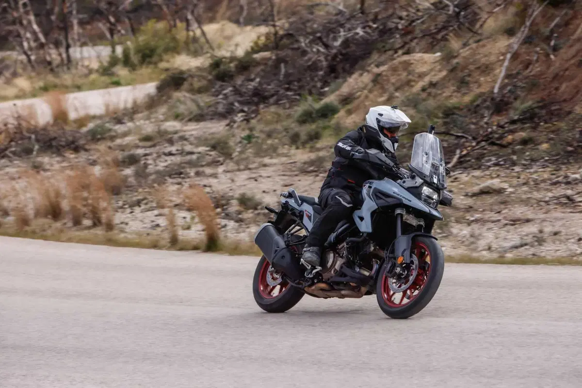 Test Suzuki V-Strom 1050 e 1050 DE: ora c’è anche il 21 pollici. Il fuoristrada è servito! [VIDEO e GALLERY] (72)