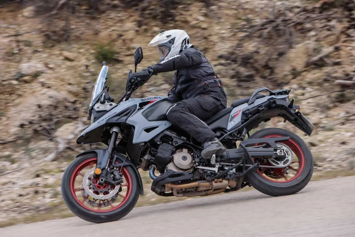 Test Suzuki V-Strom 1050 e 1050 DE: ora c’è anche il 21 pollici. Il fuoristrada è servito! [VIDEO e GALLERY] (70)
