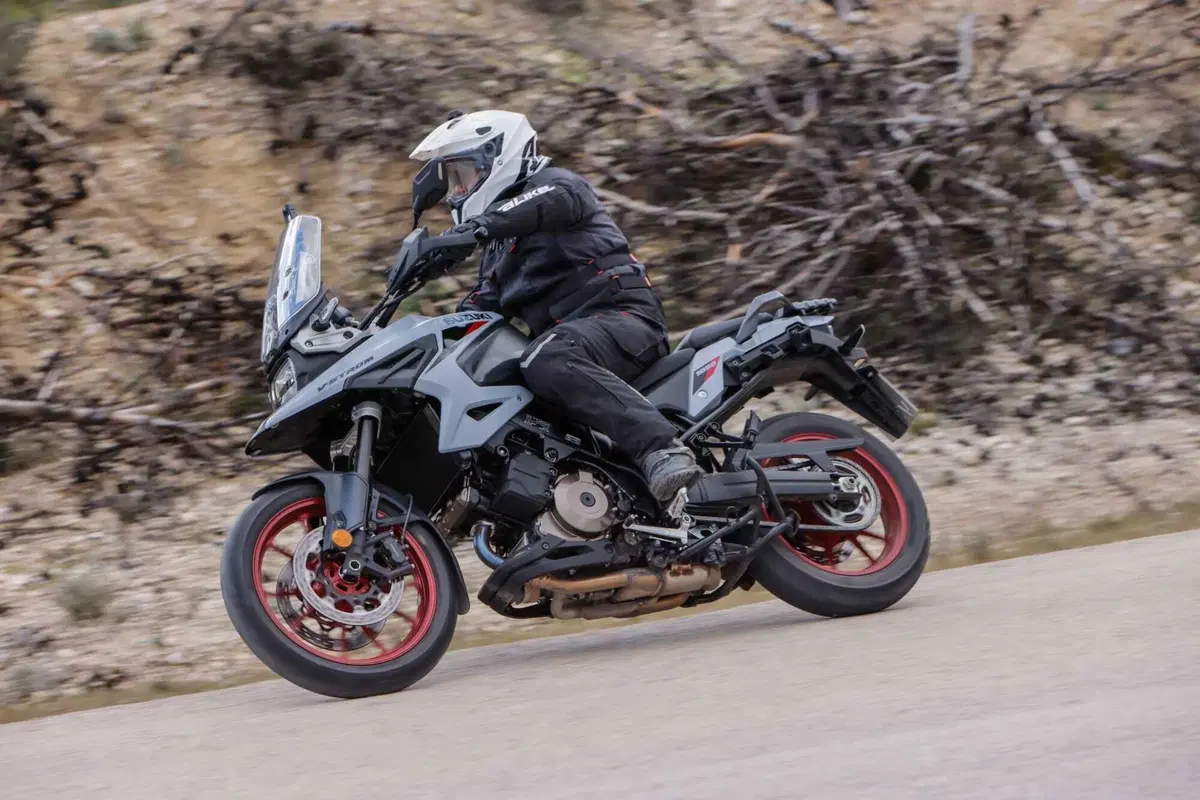 Test Suzuki V-Strom 1050 e 1050 DE: ora c’è anche il 21 pollici. Il fuoristrada è servito! [VIDEO e GALLERY] (73)
