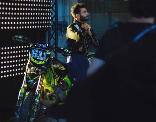 Marco Mengoni, il Festival di Sanremo, la tuta di pelle e le moto [GALLERY] (6)