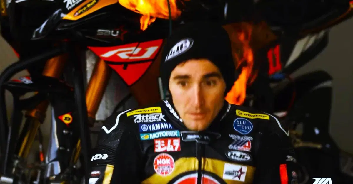 Gli fanno un'intervista sulla nuova stagione ma alle sue spalle prende fuoco la moto! [VIDEO VIRALE]