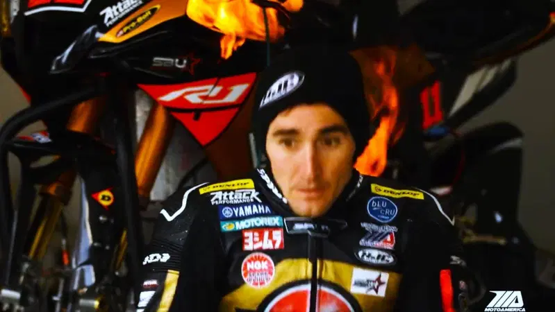 Gli fanno un'intervista sulla nuova stagione ma alle sue spalle prende fuoco la moto! [VIDEO VIRALE]