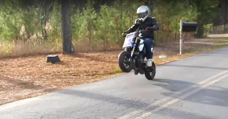 Cosa succede se metti un motore a 2 tempi da 500 cc in una Honda Grom MSX? Che impenna a diritto! [VIDEO VIRALE]