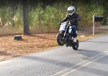 Cosa succede se metti un motore a 2 tempi da 500 cc in una Honda Grom MSX? Che impenna a diritto! [VIDEO VIRALE]