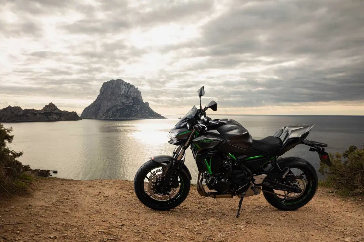 Nuda o carenata? Doppio test Kawasaki Z650 e Ninja 650 2023 [VIDEO] (5)