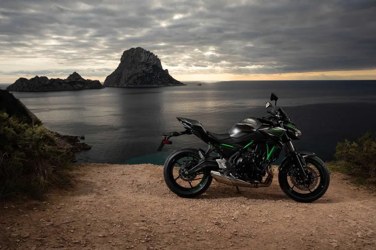 Nuda o carenata? Doppio test Kawasaki Z650 e Ninja 650 2023 [VIDEO] (6)
