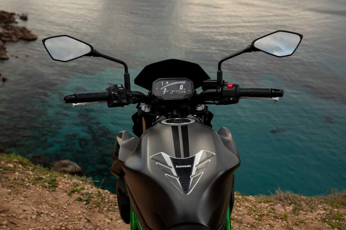 Nuda o carenata? Doppio test Kawasaki Z650 e Ninja 650 2023 [VIDEO] (7)