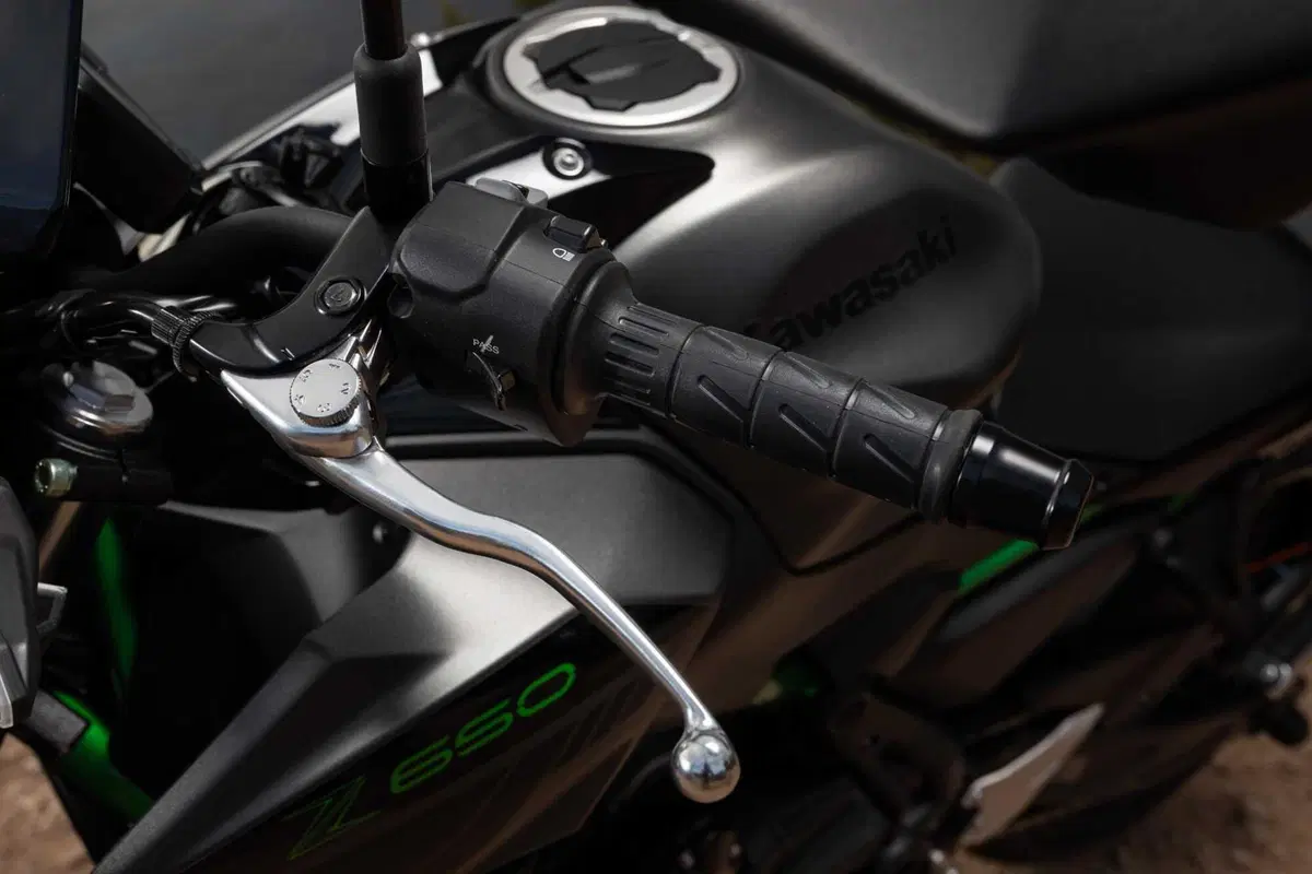 Nuda o carenata? Doppio test Kawasaki Z650 e Ninja 650 2023 [VIDEO] (10)