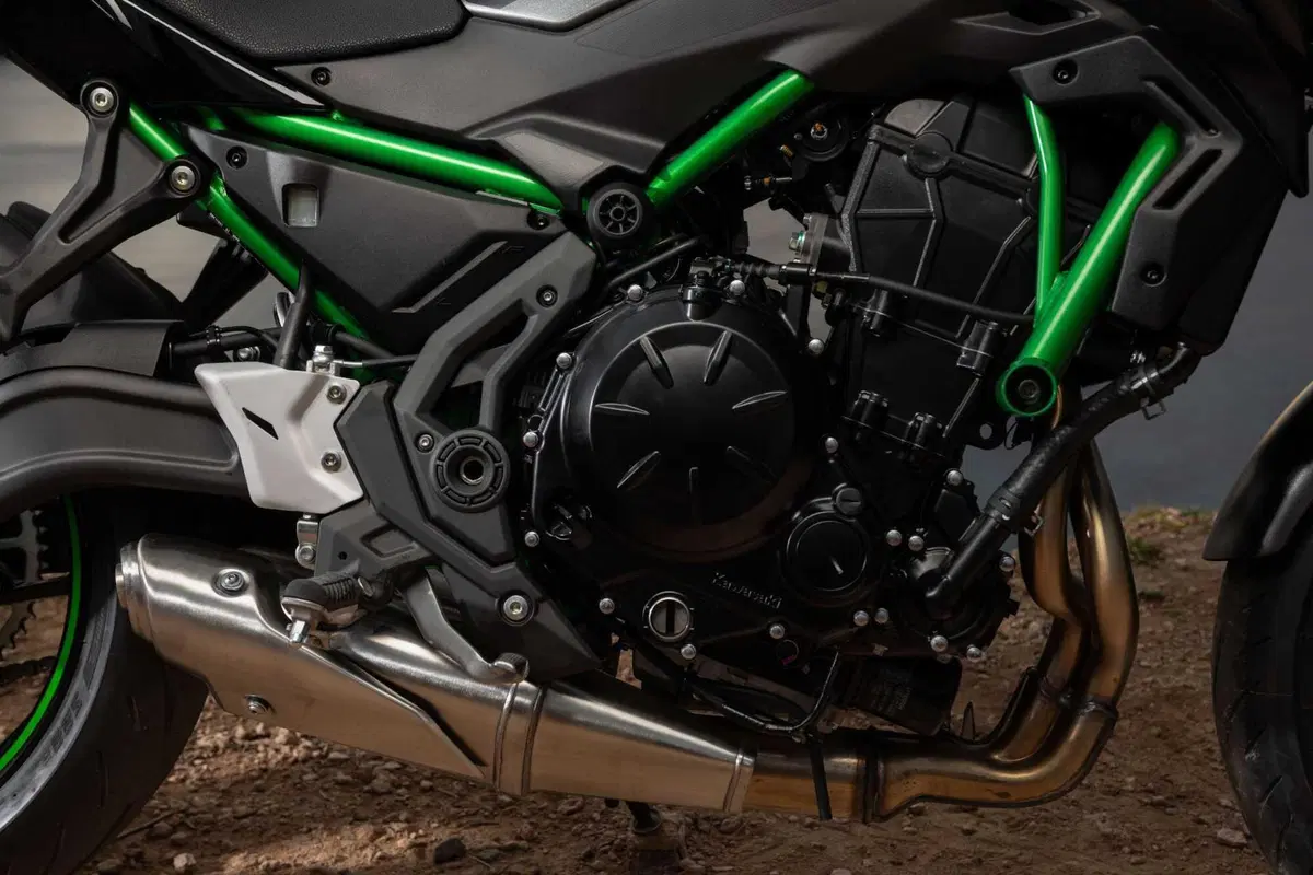 Nuda o carenata? Doppio test Kawasaki Z650 e Ninja 650 2023 [VIDEO] (15)