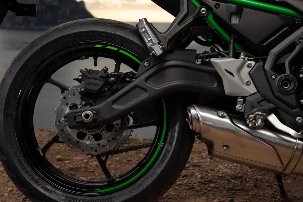 Nuda o carenata? Doppio test Kawasaki Z650 e Ninja 650 2023 [VIDEO] (16)