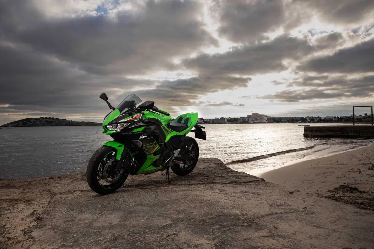 Nuda o carenata? Doppio test Kawasaki Z650 e Ninja 650 2023 [VIDEO] (20)