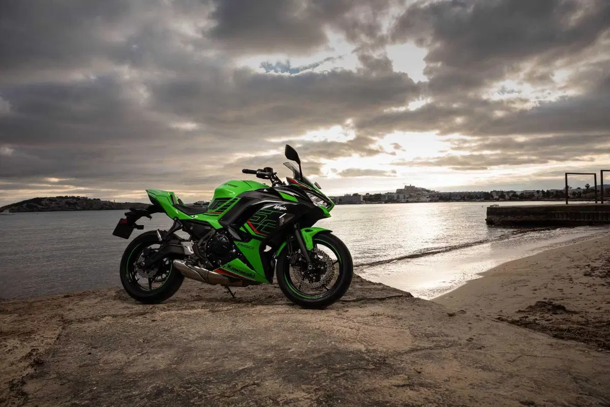 Nuda o carenata? Doppio test Kawasaki Z650 e Ninja 650 2023 [VIDEO] (21)