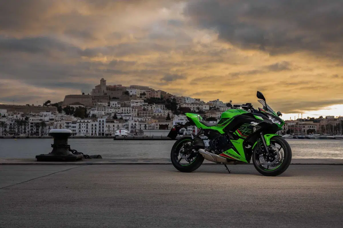 Nuda o carenata? Doppio test Kawasaki Z650 e Ninja 650 2023 [VIDEO] (22)