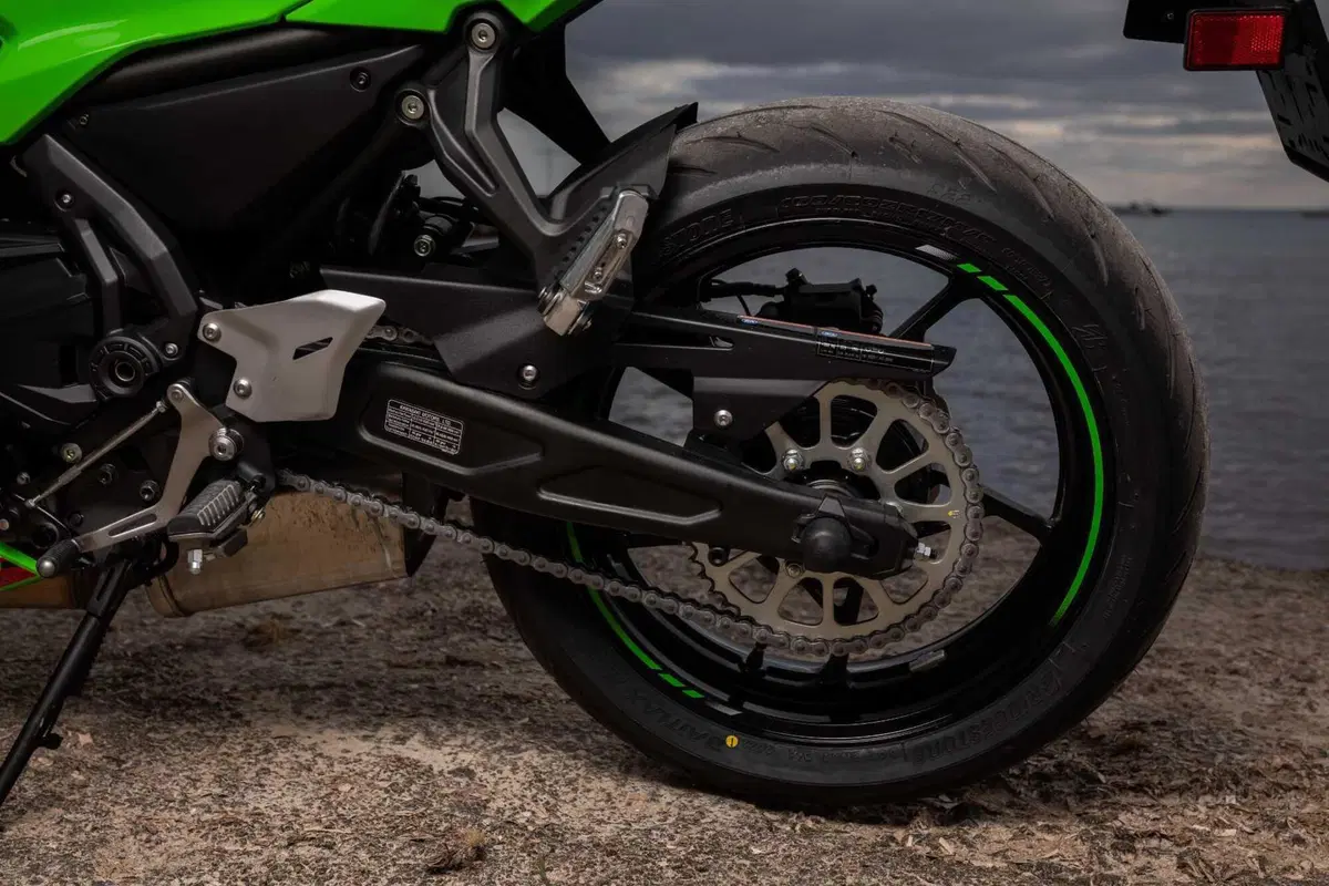 Nuda o carenata? Doppio test Kawasaki Z650 e Ninja 650 2023 [VIDEO] (25)