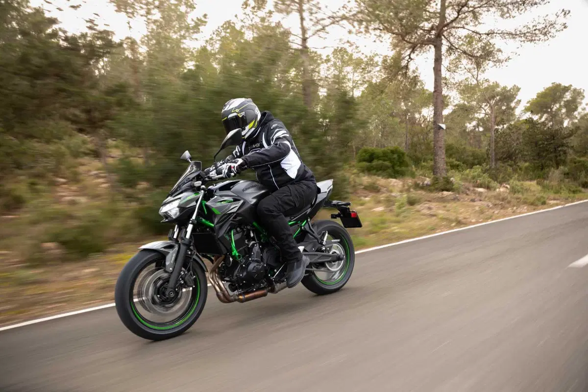 Nuda o carenata? Doppio test Kawasaki Z650 e Ninja 650 2023 [VIDEO] (32)