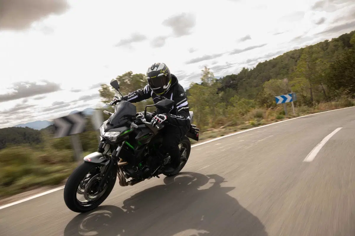 Nuda o carenata? Doppio test Kawasaki Z650 e Ninja 650 2023 [VIDEO] (34)