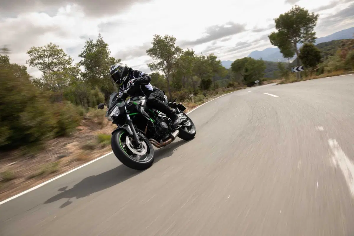 Nuda o carenata? Doppio test Kawasaki Z650 e Ninja 650 2023 [VIDEO] (35)
