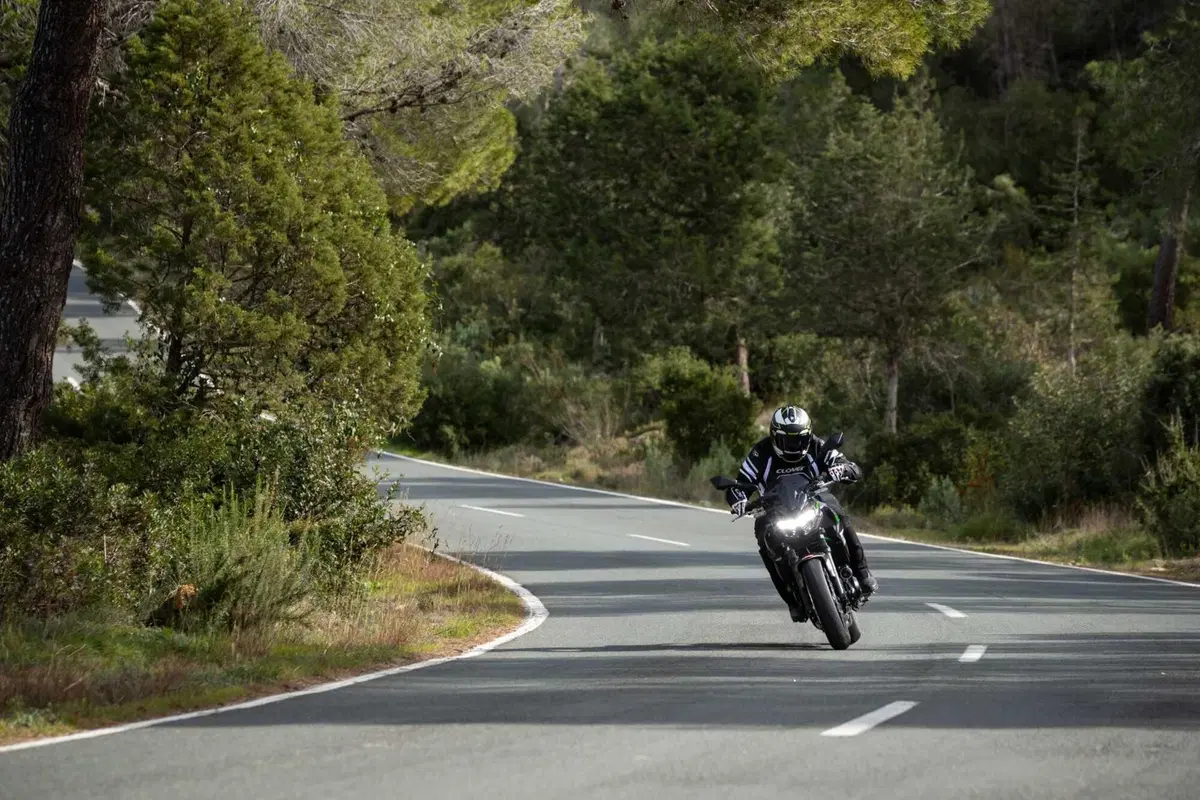 Nuda o carenata? Doppio test Kawasaki Z650 e Ninja 650 2023 [VIDEO] (37)