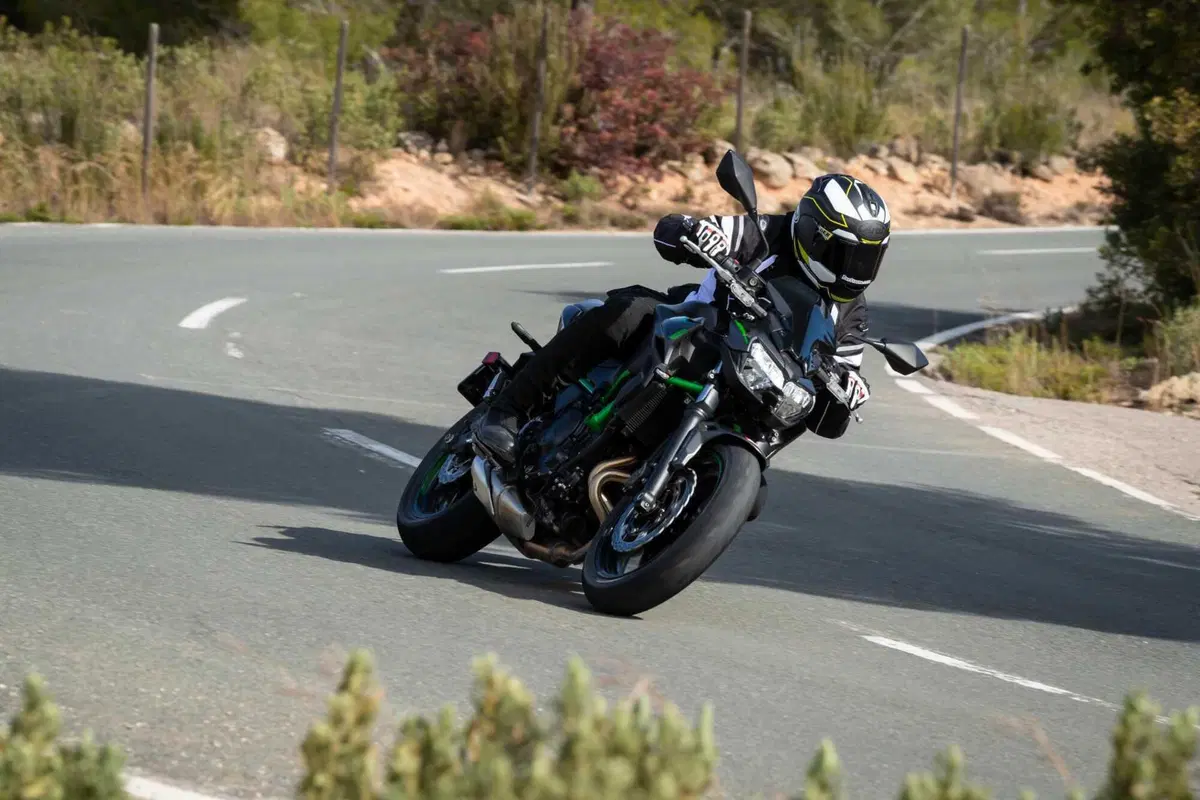 Nuda o carenata? Doppio test Kawasaki Z650 e Ninja 650 2023 [VIDEO] (39)