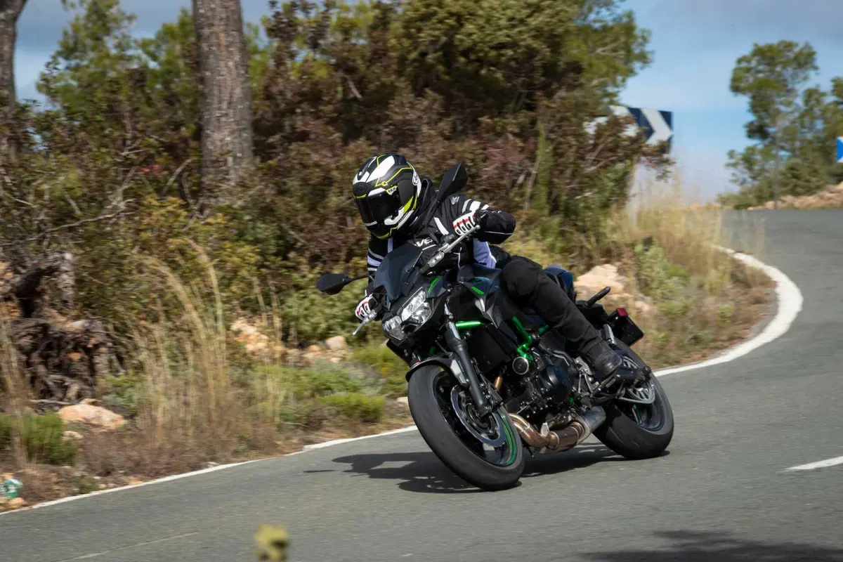 Nuda o carenata? Doppio test Kawasaki Z650 e Ninja 650 2023 [VIDEO] (40)