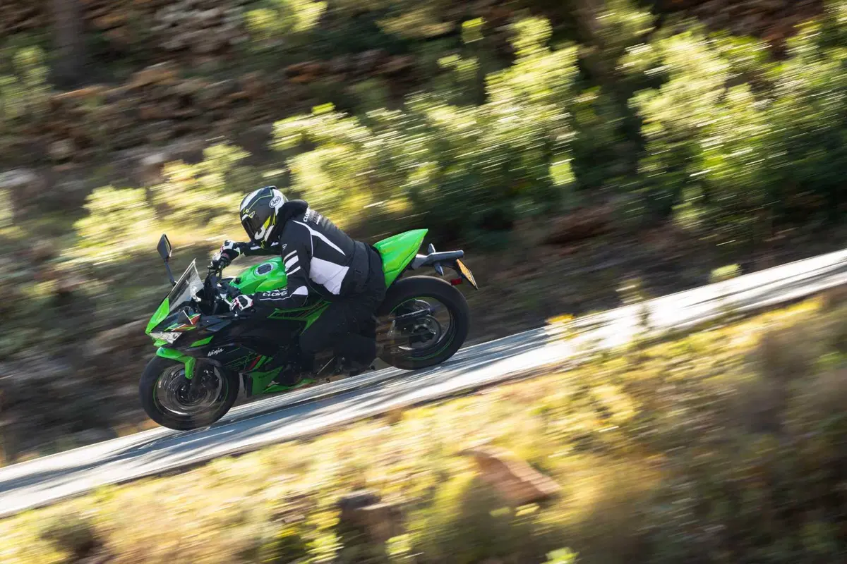 Nuda o carenata? Doppio test Kawasaki Z650 e Ninja 650 2023 [VIDEO] (43)