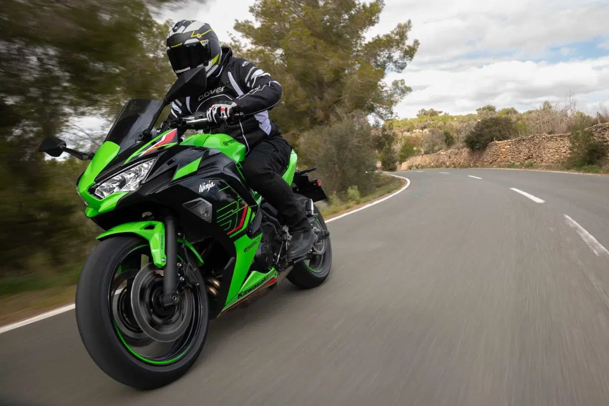 Nuda o carenata? Doppio test Kawasaki Z650 e Ninja 650 2023 [VIDEO] (45)