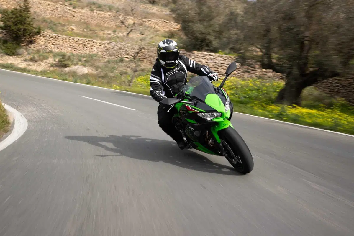 Nuda o carenata? Doppio test Kawasaki Z650 e Ninja 650 2023 [VIDEO] (46)