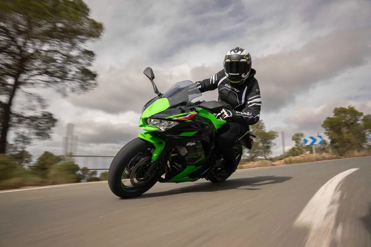 Nuda o carenata? Doppio test Kawasaki Z650 e Ninja 650 2023 [VIDEO] (47)
