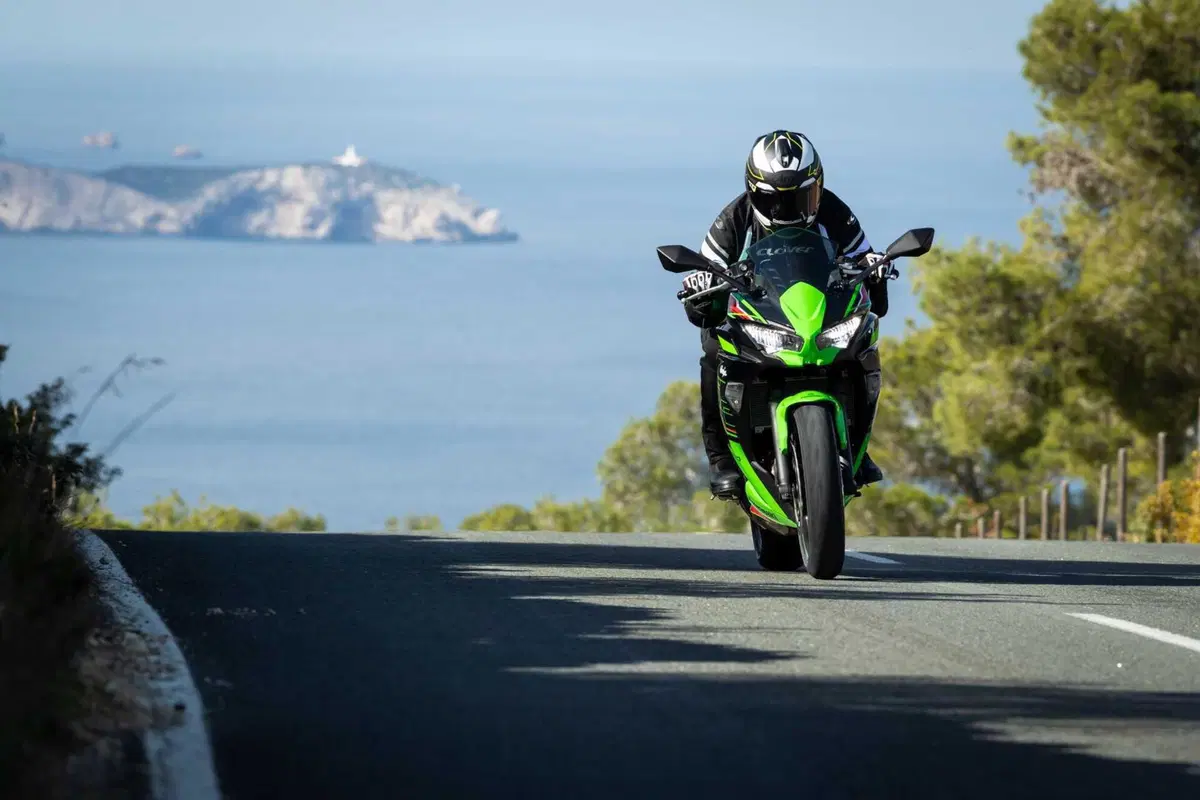 Nuda o carenata? Doppio test Kawasaki Z650 e Ninja 650 2023 [VIDEO] (48)