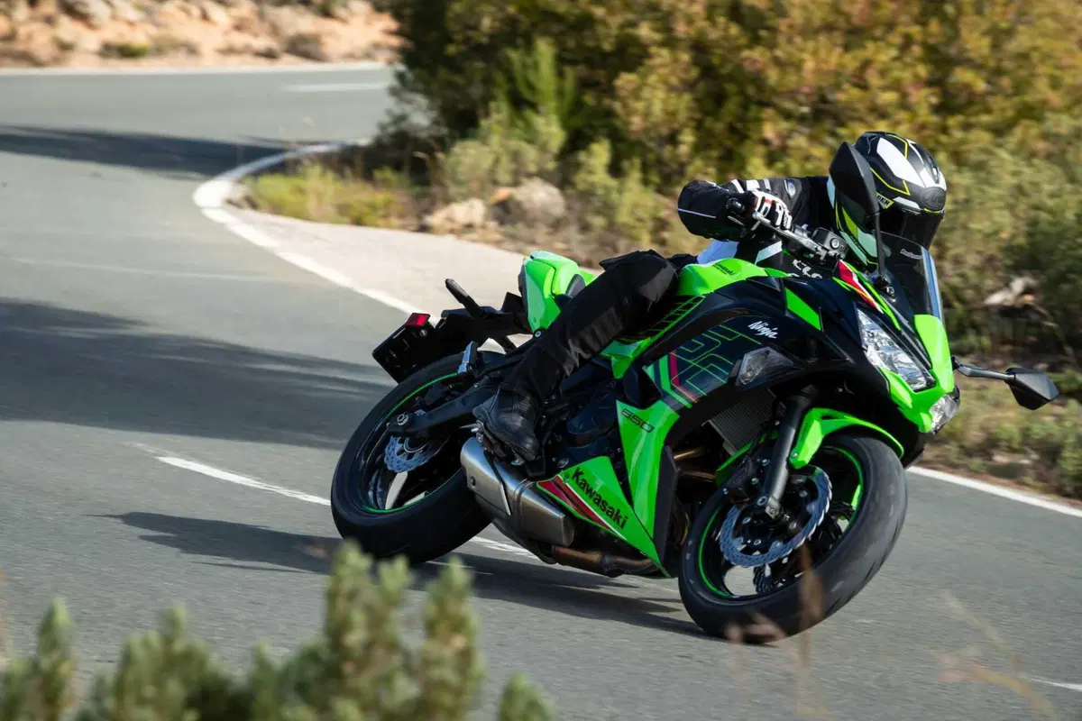 Nuda o carenata? Doppio test Kawasaki Z650 e Ninja 650 2023 [VIDEO] (49)