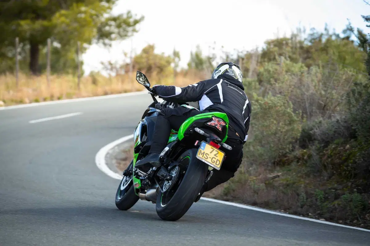 Nuda o carenata? Doppio test Kawasaki Z650 e Ninja 650 2023 [VIDEO] (50)