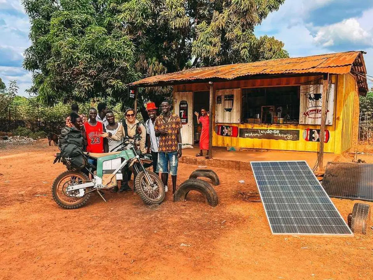 Completata la prima traversata del continente africano su una moto elettrica senza assistenza (4)