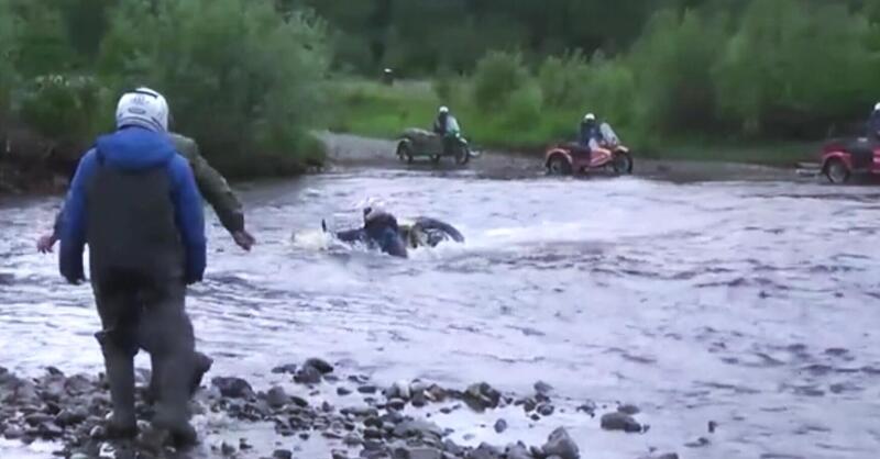 Guadano il fiume con il sidecar, da non credere! [VIDEO VIRALE]