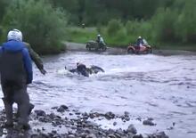 Guadano il fiume con il sidecar, da non credere! [VIDEO VIRALE]