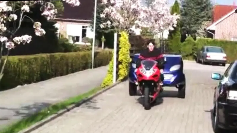 La Smart diventa il cassone, e la moto... diventa l'Ape! [VIDEO]