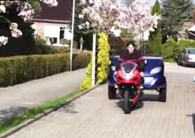 La Smart diventa il cassone, e la moto... diventa l'Ape! [VIDEO]