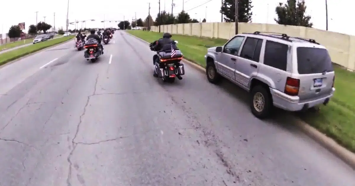 Fa l'arrogante con il Grand Cherokee ma nel corteo di moto c'&egrave; anche la polizia [VIDEO]