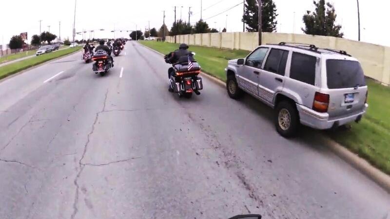 Fa l'arrogante con il Grand Cherokee ma nel corteo di moto c'&egrave; anche la polizia [VIDEO]