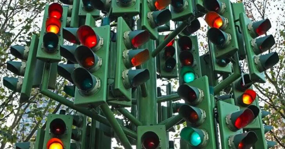 Semafori a quattro colori e tanta fiducia nei computer. Ecco come sar&agrave; il traffico di domani