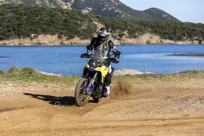 TEST Suzuki V-Strom 800DE, il nuovo paradigma. L'abbiamo provata su asfalto e in offroad [VIDEO e GALLERY] 