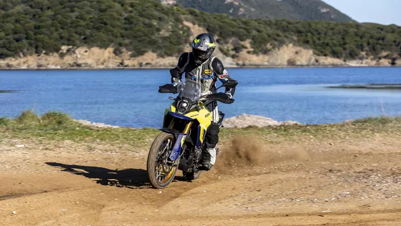 TEST Suzuki V-Strom 800DE, il nuovo paradigma. L'abbiamo provata su asfalto e in offroad [VIDEO e GALLERY] 