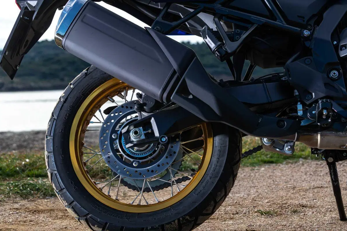 TEST Suzuki V-Strom 800DE, il nuovo paradigma. L'abbiamo provata su asfalto e in offroad [GALLERY]  (8)