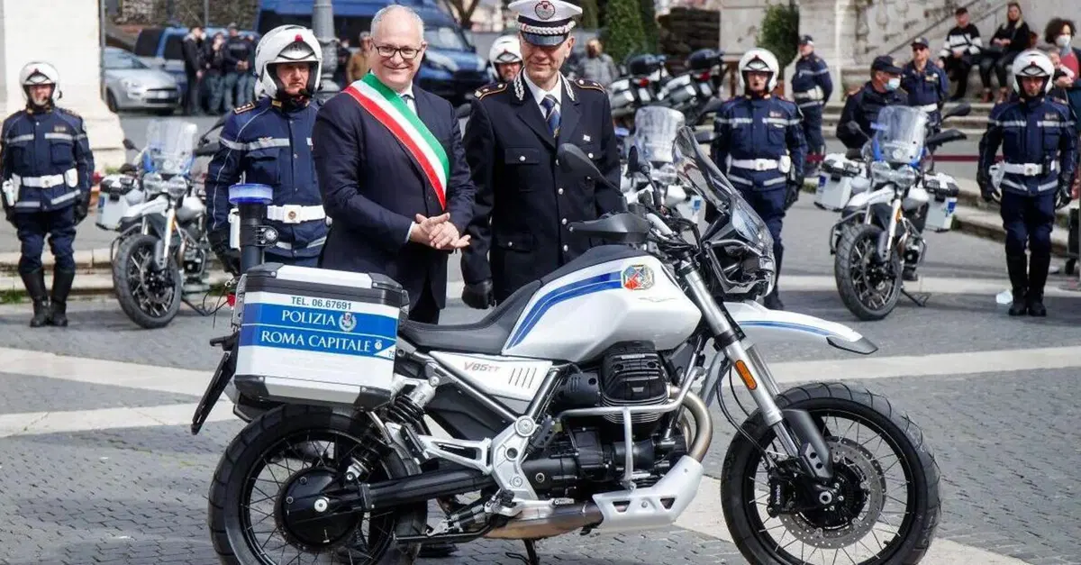 Roma. Le nuove moto dei vigili urbani rimangono ferme: dal Campidoglio non arriva l'abbigliamento idoneo 